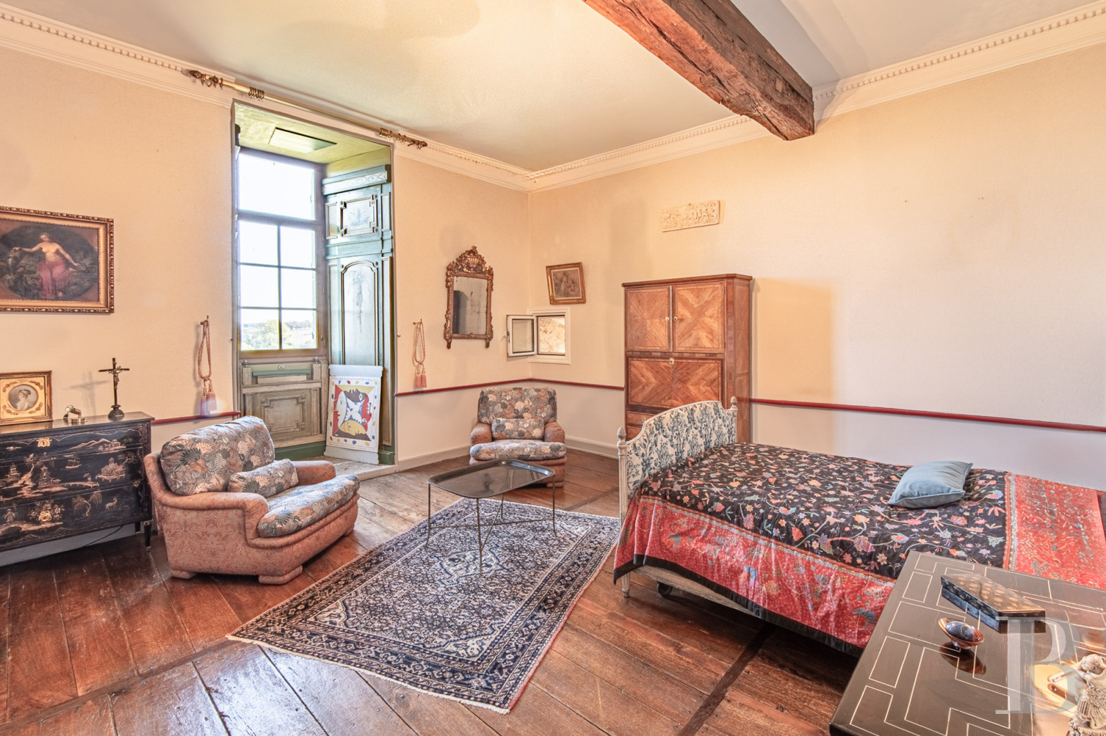 A 15th-century castle overlooking rolling farmland between Poitiers and Angoulême, in the Vienne region. - photo  n°25